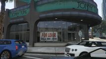 구 건물에 붙은 임대 문의 표지판.