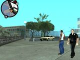 LSPD 경관이 칼 존슨 앞을 지나가는 모습. 레이더와 배경은 칼의 현재 위치가 샌 피에로의 피어 69 근처 피자집임을 보여줍니다.