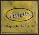 낡은 간판에 그려진 빈티지 LubeUP 로고.