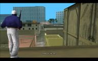 토미와 리코가 지붕 위의 아이티 갱단 저격수를 발견합니다.