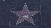 바인우드 명예의 거리에 있는 벳시 오닐의 별.