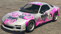 GTA 온라인의 Neds Sushi Set 상징이 적용된 ZR-350 (드리프트 튜닝). (후측면 뷰)