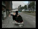 베타 버전의 삼합회 조직원이 검은색 센티넬(GTA)에 치이는 모습.