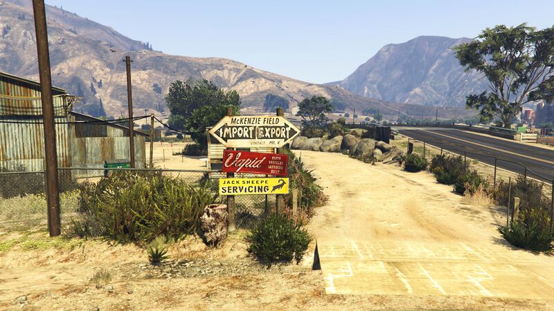 파일:McKenzieField-GTAVee-EntrySigns.jpg