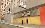 Las Venturas의 Old Venturas Strip에 있는 The Crow Bar 바로 옆에 위치한 매장.