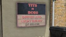 Tits N Bobs 간판과 전화번호.