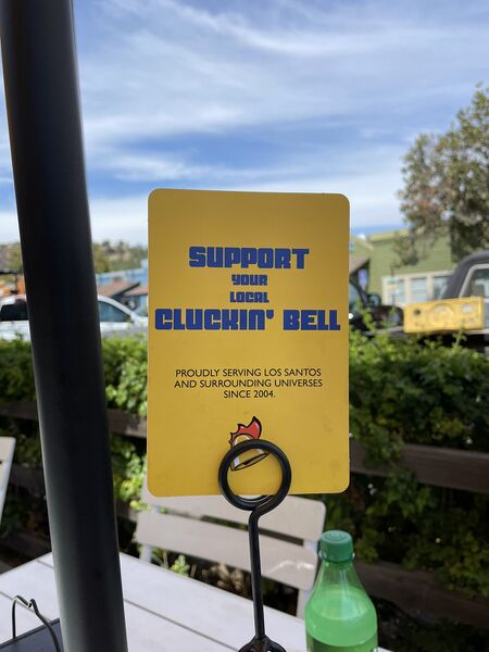 파일:CluckinBell-RealLife-PowayCAPopUpShop-TableSign.jpg