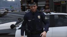 게임 파일에 사용되지 않은 LSPD 유니폼을 입은 Michael.
