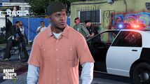 프랭클린 클린턴 뒤에서 용의자를 체포하는 LSPD 경관.