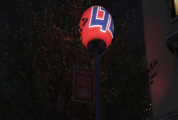 GTA V의 회전하는 LTD Gasoline 공 모양 간판.