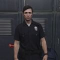 경찰 복장을 입은 GTA 온라인 주인공.