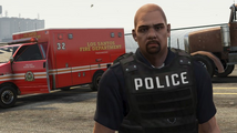 방탄조끼를 착용하고 구급차 옆에 서 있는 LSPD 경관.