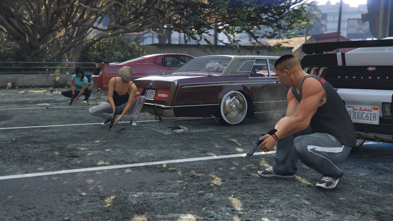 파일:StreetRacers-GTAOe-Missons-StealVehicleCargo-CarMeet-TakingCover.png