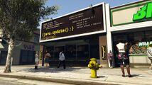 GTAV 확장 버전에서의 가게 정면 모습.