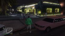 GTA V PS5 버전에서 드래그 퀸 모델이 제외된 Cockatoos 나이트클럽 밖의 NPC들.