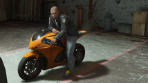 GTA 온라인에서 오렌지색 더블 T를 탄 말크.
