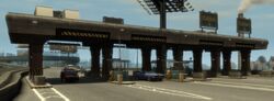 GTA IV 의 이스트 버러 다리 요금소.