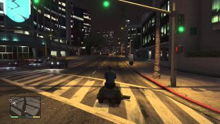 GTA V와 GTA 온라인에서 잔디깎이를 운전하는 모습.