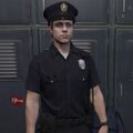 모자를 쓴 경찰 복장의 GTA 온라인 주인공.