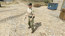 GTA Online에서 IAA 요원들과 법 집행 작전에 참여하는 여성 공원 경비대원.