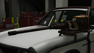 장착된 .50 구경 기관총 (녹슨, 왼쪽) 클로즈업.