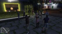 GTA V 레거시 PC 버전의 Cockatoos 나이트클럽 밖의 NPC들.