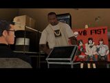 컷신에 등장하는 Love Fist 포스터.