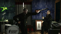 GTA: TBOGT의 Dropping In 미션 중, 아파트에서 티무르와 함께 있는 레이 불가린의 모습. 배경에 Ratatat Drums 드럼 키트가 보인다.