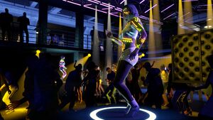 GTAOnlineBonusesApril2022Part1-GTAOe-NightclubDancersAdvert.jpg