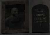 더 로스트 MC 클럽하우스에 있는 Horse의 추모 사진과 명판.