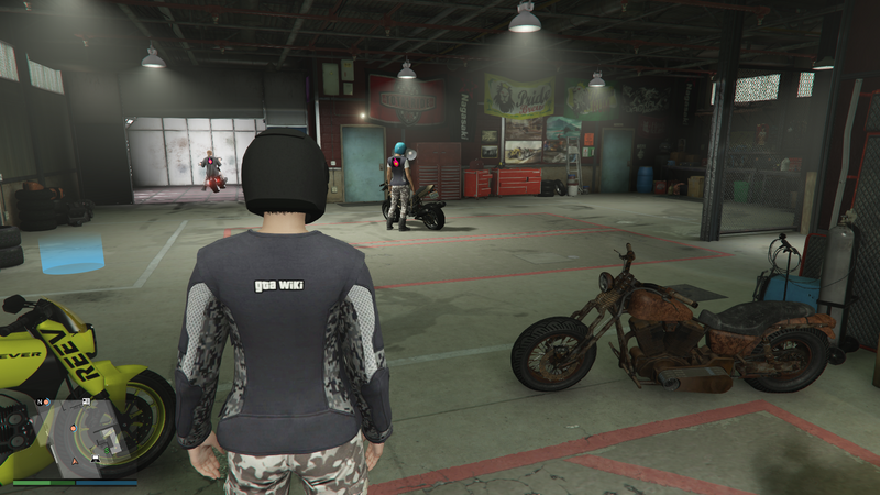 파일:Clubhouses-GTAOe-Layout2-ClubMemberInBikeShop.png