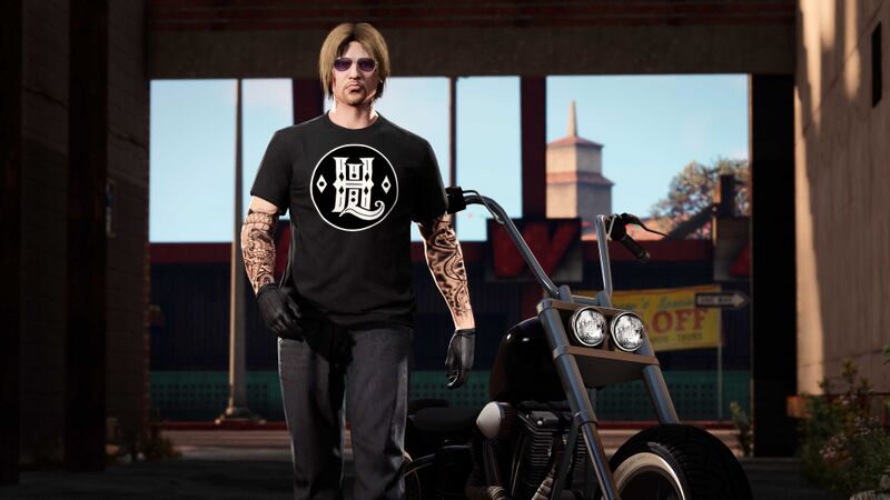 파일:GTAOnlineBonusesApril2022Part2-GTAOe-BlackHawk&LittleLogoTee.jpg