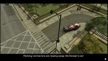 황이 견인 트럭에 실린 한국인의 차량을 발견한다.