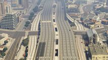 중앙 분리대에 로스 산토스 메트로 라인이 있는 Interstate 4의 항공 사진.