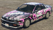 GTA 온라인의 Neds Itasha Run 상징이 적용된 레무스 (드리프트 튜닝). (후측면 뷰)