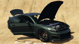 도미네이터 GTX의 열린 보닛.