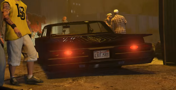 위 트레일러에서 보이는 부두 커스텀의 후면 모습.