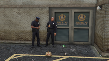 경찰서 밖의 LSPD 경관들.