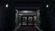 GTA 온라인의 비즈니스 배틀 - 경찰서 임무 중 내부 모습.