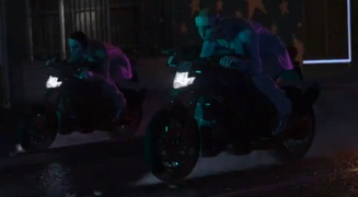 두 명의 플레이어가 두 대의 렉트로를 타고 탈출하는 모습.