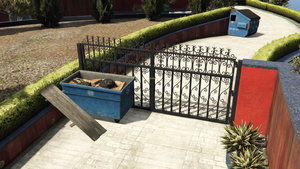 BuenVinoRoadMansion-GTAOe-Abandoned-FrontGate.png