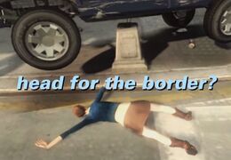 VIG 보험 광고에 나온 카발케이드는 볼트와 다양한 디테일이 없는 작은 림을 특징으로 함.