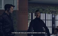 아스카는 자신을 야쿠자 조직원이라 소개하며, 클로드가 과거에 레오네 패밀리를 위해 일했다는 사실을 알고 있다고 말합니다.