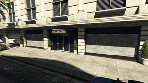 LuxuryAutos-GTAOe-BoardedUp-Day.png