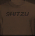 프리미엄 디럭스 모터스포츠에서 볼 수 있는 Shitzu 브랜드 셔츠.