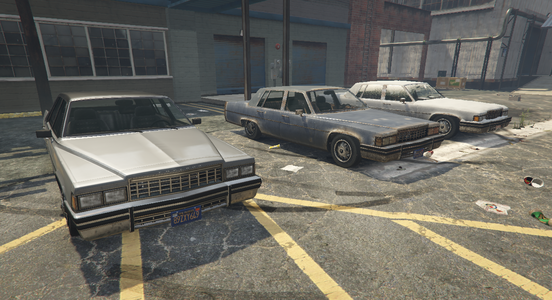 그랜드 테프트 오토 V에서 표준형 엠페러 (전경), 녹슨 변형, 그리고 눈 덮인 변형의 비교.