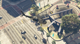 그랜드 테프트 오토 온라인에서 리전 스퀘어 상공을 비행하는 어나일레이터.