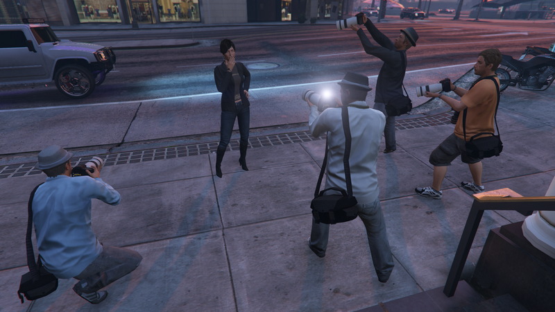 파일:Paparazzi-GTAOe-PhotographingMirandaCowan.png