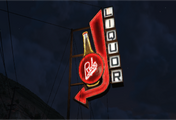 Rob's Liquor 네온 간판.