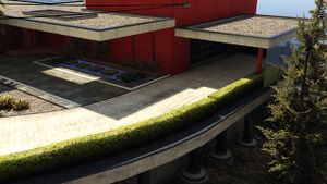 BuenVinoRoadMansion-GTAVee-GarageEntrance.jpg